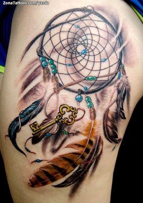  Tatouage attrape rêve en mouvement avec des plumes colorées sur le bas de l'épaule